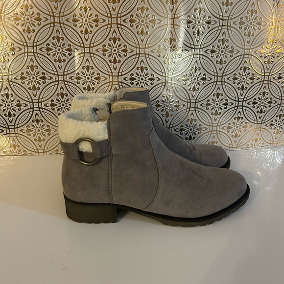 Serra Women’s Ankle Booties. Size 9. Zip closure. Preowned. Good condition. - Picture 1 of 8